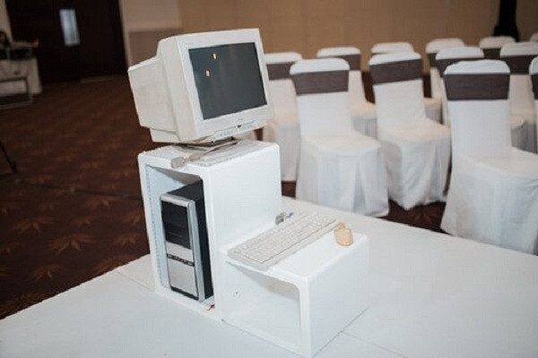 Nam ca sĩ quê Thái Bình từng chia sẻ anh cũng có một thời tuổi trẻ bình dị như bất kì ai, từng sử dụng chiếc máy tính đổ sộ và cồng kềnh quen thuộc với thế hệ 8x, 9x. Sơn Tùng coi chiếc máy này là ''cửa ngõ'' đưa anh đến với thế giới âm nhạc