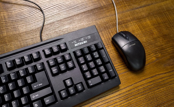 Có thể thấy trái ngược với những bộ quần áo thời trang hàng hiệu trị giá cả trăm triệu, xế hộp xịn, thì ''sếp'' lại sở hữu một bộ gear tương đối khiêm nhường.