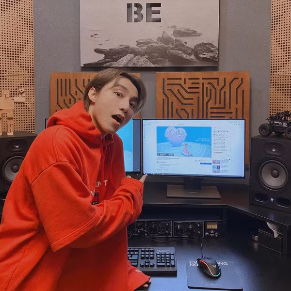 Tối ngày, trước thời điểm ra mắt MV Có chắc yêu là đây khoảng 2 giờ đồng hồ, Sơn Tùng M-TP đã đăng tải một bức ảnh ''nhá hàng'' sản phẩm âm nhạc mới. Anh đứng cạnh dàn máy tính của mình cùng hình ảnh sắp xuất hiện trong MV.