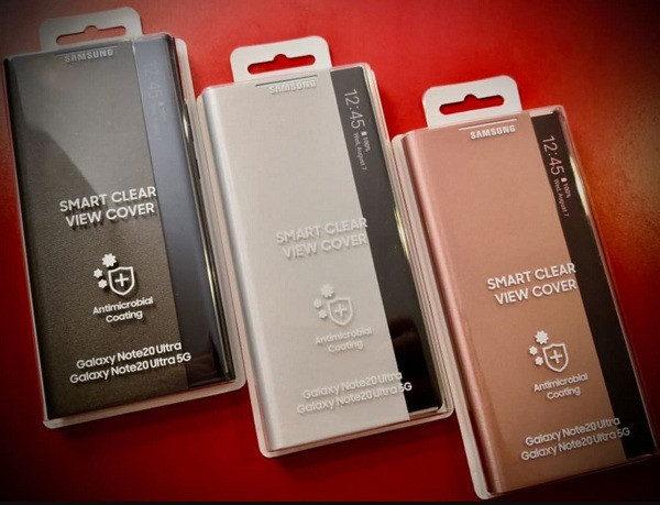 Ngoài ra, còn có một chiếc bao da chuyên dụng không có khả năng S-View, và thay vào đó là các ngăn đựng thẻ tín dụng. Thoạt nhìn, loạt ốp lưng dự kiến đi kèm máy này khá giống với phụ kiện bao da Smart Clear View của Galaxy Note 20 Ultra bị rò rỉ trên các trang mạng nhiều ngày trước.