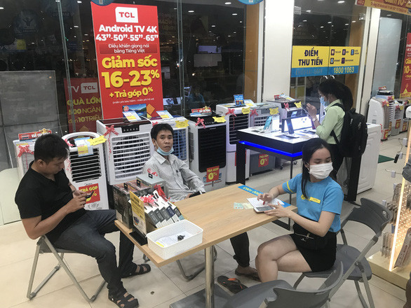 Trước tình trạng này, khách hàng sử dụng mạng MobiFone đã tìm các liên hệ với tổng đài nhà mạng nhưng không thành công. Vì tưởng điện thoại bị hỏng, thậm chí không ít người dùng còn mang điện thoại đi sửa nhưng sau đó mới biết lỗi do nhà mạng.