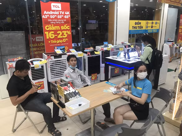 Trước tình trạng này, khách hàng sử dụng mạng MobiFone đã tìm các liên hệ với tổng đài nhà mạng nhưng không thành công. Vì tưởng điện thoại bị hỏng, thậm chí không ít người dùng còn mang điện thoại đi sửa nhưng sau đó mới biết lỗi do nhà mạng.