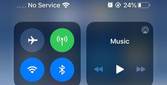 Trong khi một số người không thể gọi điện trong nội bộ mạng MobiFone dù vẫn hiện đủ vạch sóng, chức năng nhắn tin vẫn hoạt động bình thường, điện thoại của những người dùng khác thậm chí không hiện cột sóng, truy cập mạng dữ liệu thì máy báo không có Internet.