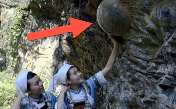 Nhiều thế hệ người dân địa phương nơi đây đã biết về vách đá đẻ trứng và thường xuyên ghé thăm vách đá để chạm vào "trứng thần'' nhằm cầu may mắn. Dữ liệu từ năm 2005 cho thấy hầu hết trong số 125 gia đình ở Gulu đều có ít nhất một quả trứng bí ẩn này trong nhà như một lá bùa may mắn.