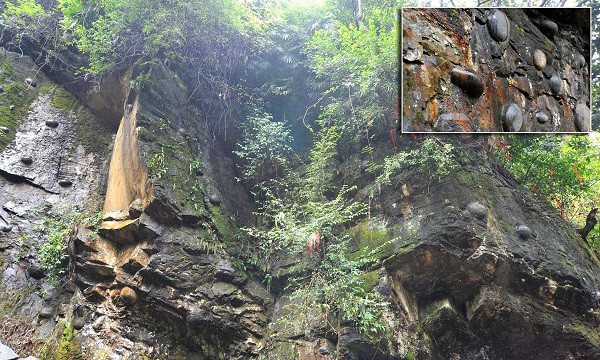 Những năm gần đây, vách đá kỳ quái biết đẻ trứng trở thành địa điểm du lịch nổi tiếng thu hút du khách khắp nơi đến tận mắt nhì, tay sờ, cầu may mắn.