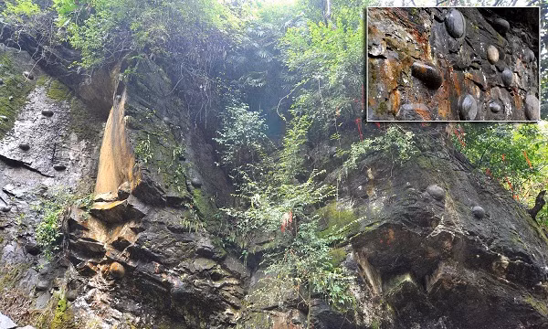 Những năm gần đây, vách đá kỳ quái biết đẻ trứng trở thành địa điểm du lịch nổi tiếng thu hút du khách khắp nơi đến tận mắt nhì, tay sờ, cầu may mắn.