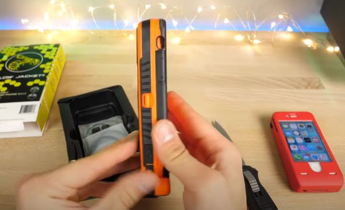 Yellowjacket chắc chắn là ốp điện thoại mà mọi cô gái đều cần thiết khi được tích hợp chức năng ''bảo vệ thân chủ''.