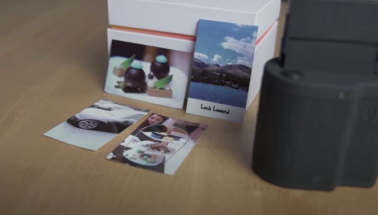 Prynt sử dụng giấy in zink nên không cần mực in, sau khi điện thoại chụp ảnh người dùng có thể dùng ốp lưng để in luôn bức ảnh đó. Ốp lowng này hiện có giá 50 USD. Điện thoại di động đầu tiên làm bằng vỏ cây | VTC1