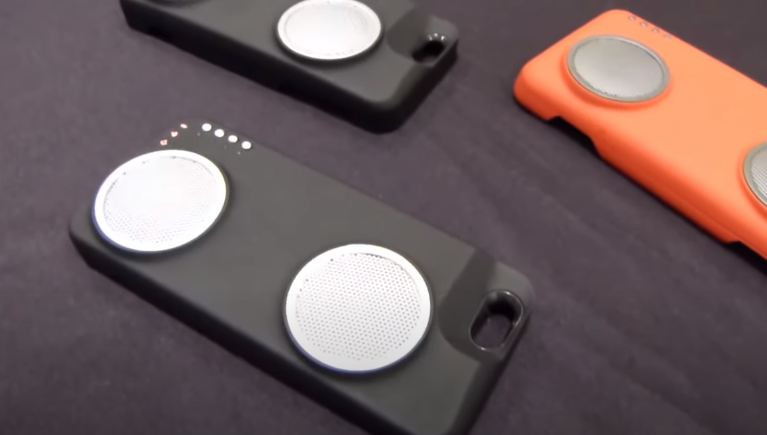 Ngoài vai trò là ốp lưng bảo vệ điện thoại, Peri Duo cũng là pin cho chiếc loa mà bạn thỏa sức sử dụng để phát loa khi đi cùng nhóm bạn đông người.