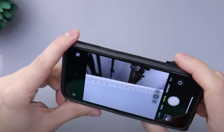 Sẽ thật tuyệt nếu điện thoại của bạn có thể linh hoạt như máy ảnh DSLR và ốp điện thoại đặc biệt này sẽ giúp bạn làm điều đó. Snap Gid nâng cao trải nghiệm chụp ảnh bằng cách thêm ống kính với các tính năng như chụp góc rộng, macro, telephoto.