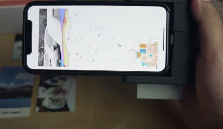 Một trong những sáng tạo ốp lưng điện thoại khiến dân mê công nghệ điên đảo không thể không kể đến ốp lưng rửa ảnh tại chỗ Prynt. Tuy có kích thước khá khủng nhưng nó sẽ là một thiết bị yêu thích nếu một ngày bạn lên kế hoạch đi chơi với bạn bè hay picnic, du lịch,...