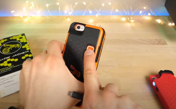 Bộ kích điện rất dễ sử dụng, chỉ cần trượt nút để tháo chốt an toàn sau đó nhấn nút kích hoạt.