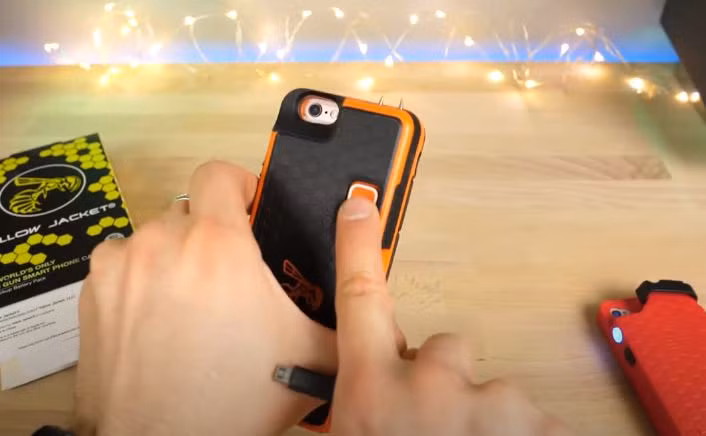 Bộ kích điện rất dễ sử dụng, chỉ cần trượt nút để tháo chốt an toàn sau đó nhấn nút kích hoạt.