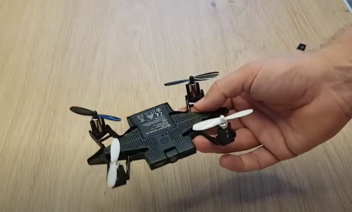 Ốp điện thoại có khả năng...bay như drone, nghe thì vô lý nhưng hiện tại đã trở thành sự thật. Selfly Drone có kích thước nhỏ gọn, có thể được tháo ra khỏi điện thoại và bay lên chỉ trong vài giây, được nhiều người dùng ví như chiếc ốp lưng vĩ đại nhất lịch sử.