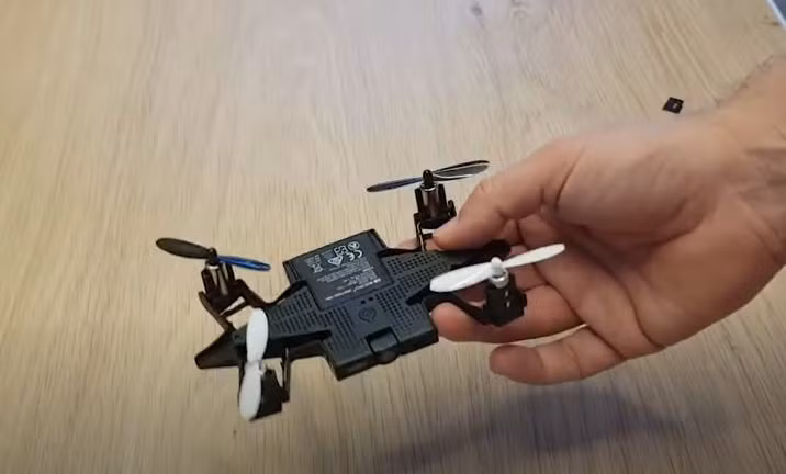 Ốp điện thoại có khả năng...bay như drone, nghe thì vô lý nhưng hiện tại đã trở thành sự thật. Selfly Drone có kích thước nhỏ gọn, có thể được tháo ra khỏi điện thoại và bay lên chỉ trong vài giây, được nhiều người dùng ví như chiếc ốp lưng vĩ đại nhất lịch sử.