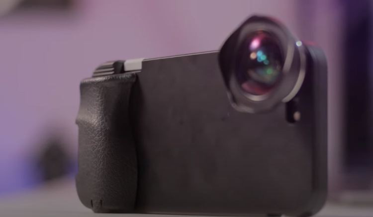 Snap Grid của Bitplay cũng có một nút chụp và vỏ bọc bảo vệ các nút không cần thiết. Để biến smartphone thành một chiếc máy ảnh cầm tay chuyên nghiệp chỉ cần gắn thêm thiết bị bluetooth DSLR tích hợp ngay trên ốp điện thoại này.