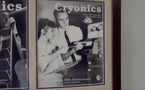 Alcor do Linda và Fred Chamberlain là người đồng sáng lập nên cơ sở đông lạnh Alcor này năm 1972. Cặp đôi gặp nhau tại một hội nghị về kỹ thuật đông lạnh vào đầu năm 1970, khi Linda đang học đại học và Fred đang là kỹ sư của NASA.