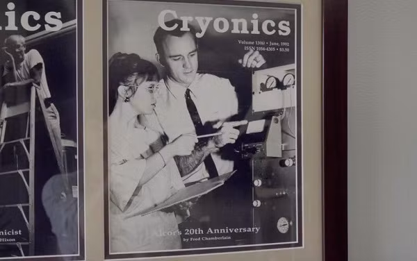 Alcor do Linda và Fred Chamberlain là người đồng sáng lập nên cơ sở đông lạnh Alcor này năm 1972. Cặp đôi gặp nhau tại một hội nghị về kỹ thuật đông lạnh vào đầu năm 1970, khi Linda đang học đại học và Fred đang là kỹ sư của NASA.