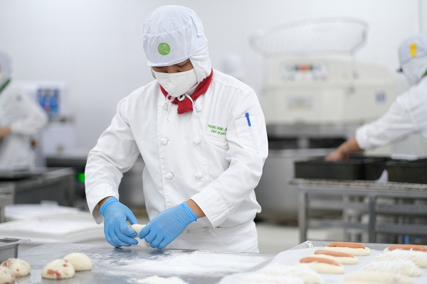 Toàn bộ nhân viên tham gia sản xuất đều trang bị bảo hộ lao động toàn thân và khử khuẩn tay thường xuyên để đảm bảo an toàn vệ sinh tuyệt đối.