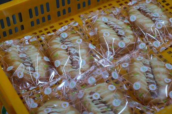 Những chiếc bánh tươi tròn đầy vừa ra lò, chuẩn bị được đóng gói để đưa đến phục vụ hành khách trên tàu bay. “Giải cứu” hơn 300 du khách mắc kẹt tại Đà Nẵng | VTC1