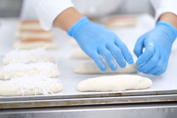 Công tác đóng gói, vận chuyển, phục vụ trên tàu cũng tuân thủ quy trình chặt chẽ với lối đi cấp suất ăn riêng. Xe vận chuyển đóng kín và tiếp viên trang bị găng tay, khẩu trang khi phục vụ bánh cho khách.