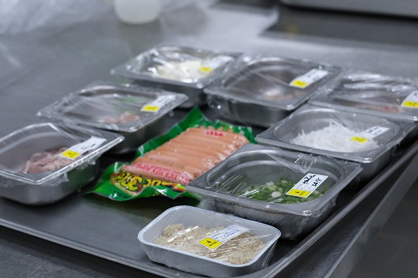 Những nguyên liệu làm bánh được bọc nilon sạch sẽ, nhằm đảm bảo vệ sinh an toàn thực phẩm.