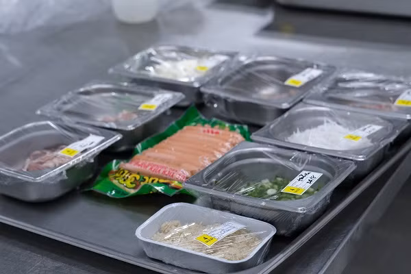 Những nguyên liệu làm bánh được bọc nilon sạch sẽ, nhằm đảm bảo vệ sinh an toàn thực phẩm.