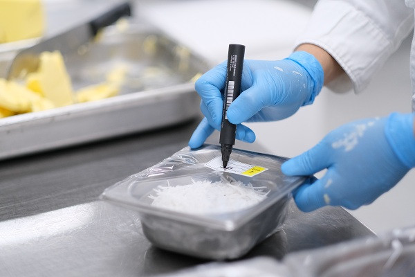 Nguyên liệu được chuẩn bị mới trong ngày, để cho ra lò những mẻ bánh tươi ngon và hấp dẫn nhất phục vụ hành khách.