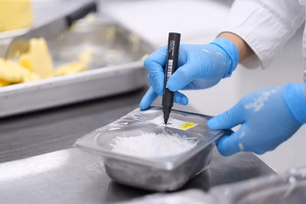 Nguyên liệu được chuẩn bị mới trong ngày, để cho ra lò những mẻ bánh tươi ngon và hấp dẫn nhất phục vụ hành khách.