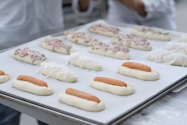 Đặc biệt, chuyến bay có điểm xuất phát khác nhau sẽ được phục vụ các loại bánh khác nhau, đem đến sự đa dạng, đổi mới trong thực đơn của hành khách.