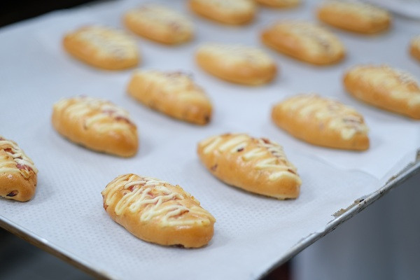 Thực đơn 12 loại bánh tươi đa dạng thể loại, từ vị mặn như bánh mì jambon, xúc xích, ba chỉ hun khói, thịt nguội, chà bông, gà rau răm, gà xé cho đến vị ngọt như bánh dừa sốt kem, bánh kem cuộn, bánh bông lan các hương vị bơ, chuối, dừa.