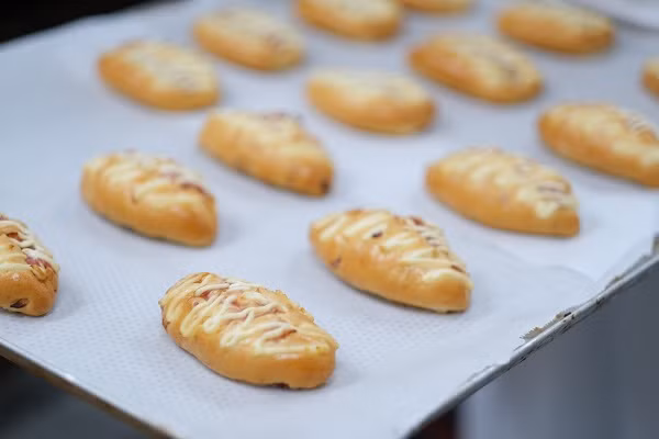 Thực đơn 12 loại bánh tươi đa dạng thể loại, từ vị mặn như bánh mì jambon, xúc xích, ba chỉ hun khói, thịt nguội, chà bông, gà rau răm, gà xé cho đến vị ngọt như bánh dừa sốt kem, bánh kem cuộn, bánh bông lan các hương vị bơ, chuối, dừa.