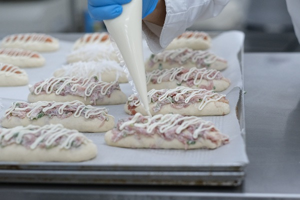 Trong chu kỳ 2 tuần đầu tiên của tháng 9/2020, hành khách hạng Phổ thông sẽ được thưởng thức bánh dừa sốt kem trên các hành trình từ Hà Nội và bánh mì gà rau răm trên các hành trình từ Tp. Hồ Chí Minh.