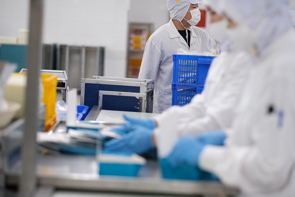 12 loại bánh mới trên máy bay hạng Phổ thông đều được sản xuất bởi công ty CP Suất ăn hàng không Nội Bài (NCS) và công ty TNHH MTV suất ăn Việt Nam (VACS). Đây là đơn vị chuyên cung cấp dịch vụ cho nhiều hãng hàng không 4, 5 sao quốc tế như ANA, Singapore Airlines, Cathay Pacific, Air France và cả Vietnam Airlines,...