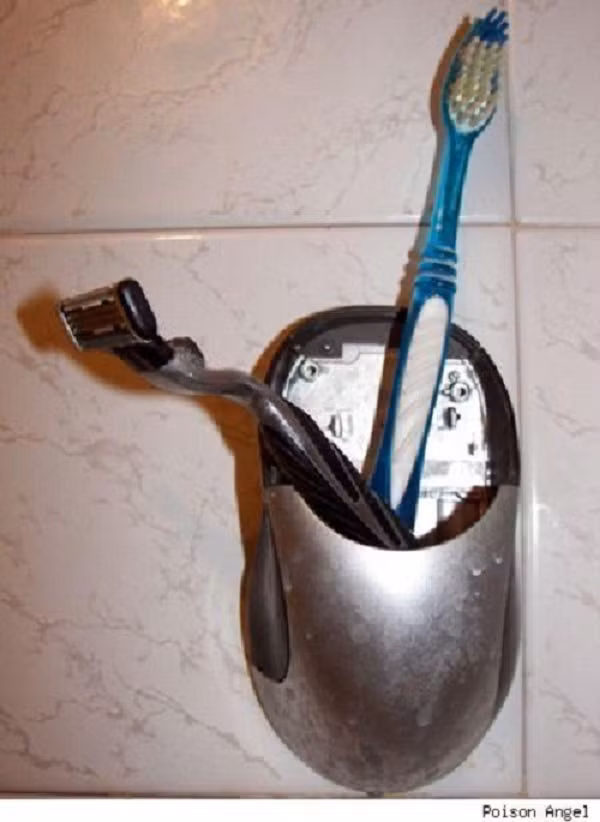 Chuột máy tính đã hỏng không có nghĩa là nó hoàn toàn vô ích. Nhiều người đã tái chế những con chuột máy tính hỏng thành muôn vàn vật dụng hay ho trong gia đình, chẳng hạn như ống cắm bàn chải này.