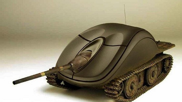 Mô hình xe tăng không thể thật hơn từ chuột máy tính cũ.