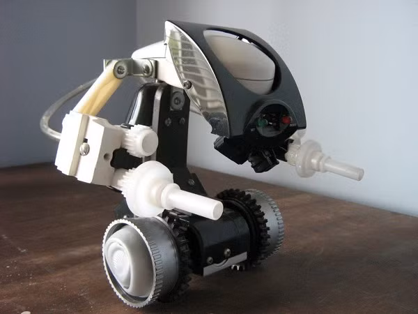 Một mô hình robot khác tái chế từ chuột máy tính với phiên bản phức tạp hơn.
