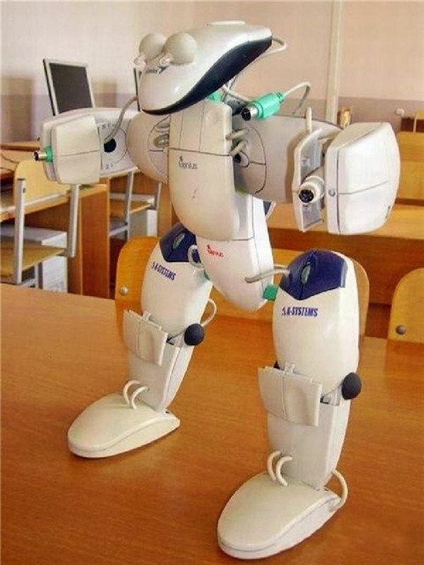 Robot mini được tạo nên từ hơn 10 con chuột máy tính hỏng cho thấy sức sáng tạo vô biên của con người.