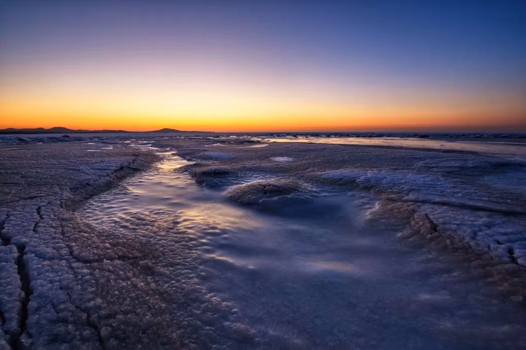 Hoàng hôn và bình minh ở Bắc Cực: Do độ nghiêng của trục Trái Đất, Bắc Cực sẽ đón bình minh thực sự vào tháng 3 và hoàng hôn vào tháng 9, tức là chỉ mỗi năm một lần.