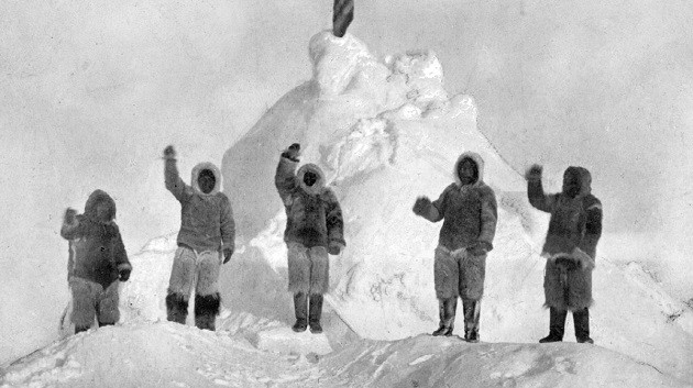 Người đầu tiên đặt chân tới Bắc Cực: Năm 1909, một người đàn ông tên Robert Peary tuyên bố mình đã khám phá Bắc Cực, đồng thời cắm một lá cờ Mỹ giống như khi khám phá Mặt Trăng. Tuy nhiên khá nhiều người vẫn còn nghi ngờ về tính xác thực của điều này.