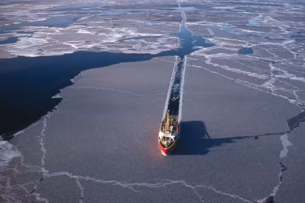 Các công ty vận tải biển từ châu Á sang Bắc Mỹ đi qua lộ trình vùng biển phía Bắc này thay vì đi qua kênh đào Panama có thể tiết kiệm được khoảng 500.000 USD.