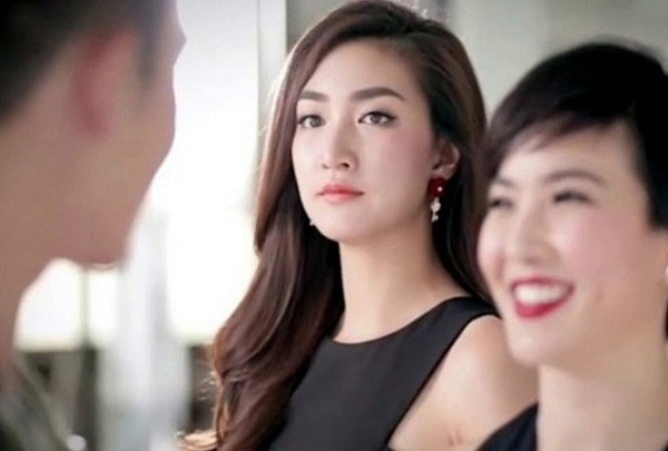 Cuộc chạm mặt 'tái tê' của hai vợ chồng ngay sảnh khách sạn Cuoc cham mat 'tai te' cua hai vo chong ngay sanh khach san