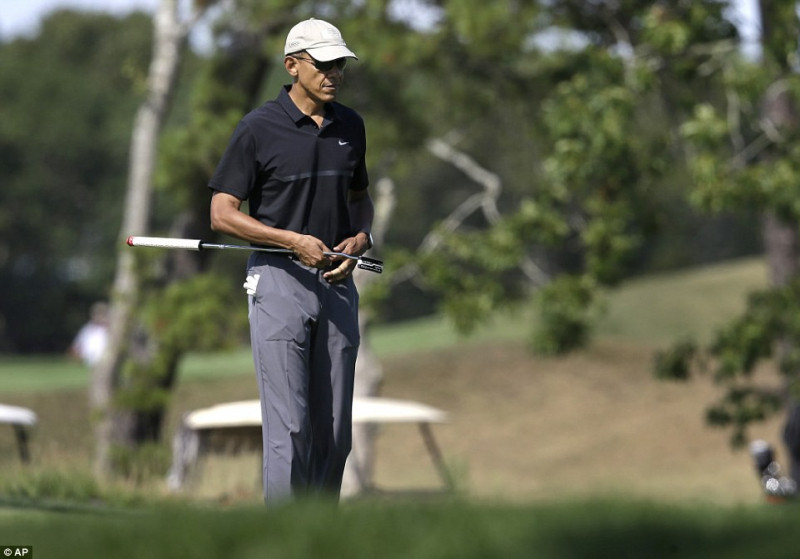 Barack Obama dường như không quá mặn mà với việc chơi golf cùng các chính trị gia khác trong quãng thời gian làm Tổng thống của mình. Tuy nhiên, ông Trump thường chơi golf với các chính trị gia khác để bàn chuyện công việc và xây dựng các mối quan hệ.
