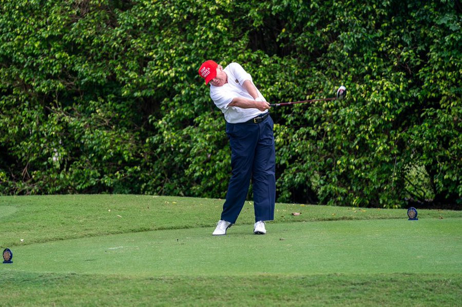Nếu theo dõi những lần chơi golf của Trump có thể thấy, với những cú đánh của mình, ông có thể dễ dàng giúp gậy xuyên qua bóng, kết hợp với kiểu cầm gậy Flat để đi hướng vào bên trong.