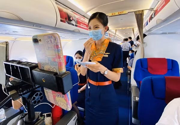 Được biết, hệ thống đường truyền Internet tốc độ cao qua vệ tinh trang bị trên máy bay này là sản phẩm của hãng China Satcom - công ty con của Tập đoàn Khoa học và Công nghệ Hàng không Vũ trụ Trung Quốc.