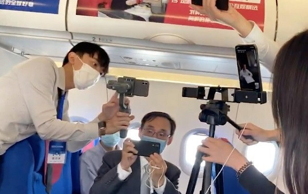 Hành khách có thể dùng điện thoại liên lạc với người thân ở dưới mặt đất qua video chat và chia sẻ hình ảnh trên không cùng lúc trong thời gian thực.