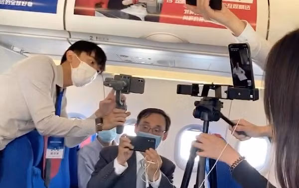 Hành khách có thể dùng điện thoại liên lạc với người thân ở dưới mặt đất qua video chat và chia sẻ hình ảnh trên không cùng lúc trong thời gian thực.