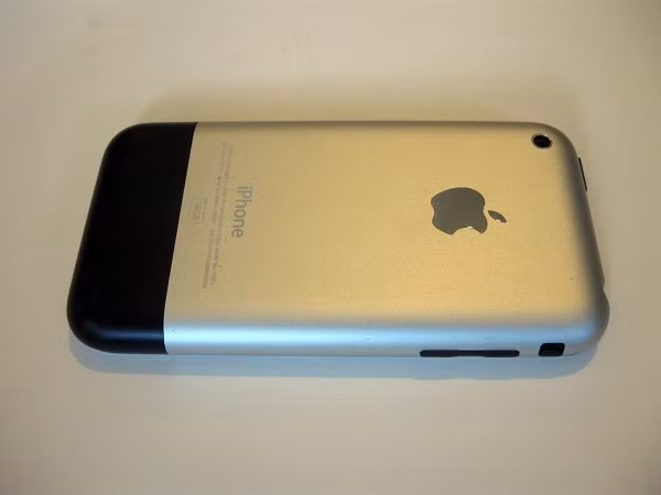 Người bán cho rằng chiếc iPhone này từng được bán đấu giá vào năm 2015 với giá thầu cao nhất là khoảng 61.000 USD (tương đương 1,4 tỷ đồng).