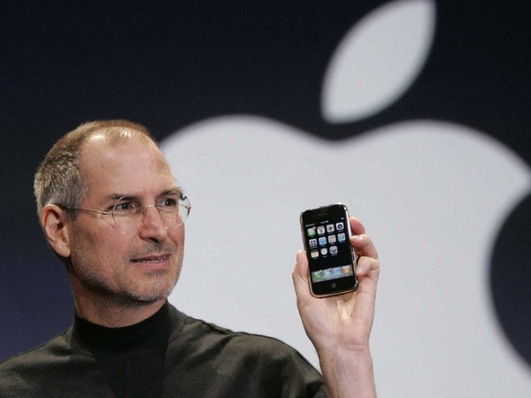 Cách đây hơn 8 năm, vào ngày 9/1/2007 tại Mỹ, chiếc iPhone đầu tiên lộ diện trên tay Steve Jobs với chỉ một phím bấm vật lý duy nhất ở giữa, một màn hình cảm ứng đa điểm lớn và không cần dùng tới cả bút cảm ứng. Cả khán phòng đã phải ồ lên kinh ngạc trước huyền thoại công nghệ này.