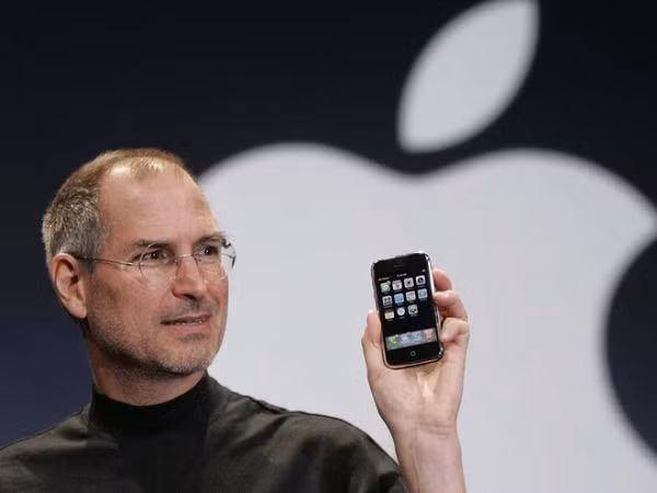 Cách đây hơn 8 năm, vào ngày 9/1/2007 tại Mỹ, chiếc iPhone đầu tiên lộ diện trên tay Steve Jobs với chỉ một phím bấm vật lý duy nhất ở giữa, một màn hình cảm ứng đa điểm lớn và không cần dùng tới cả bút cảm ứng. Cả khán phòng đã phải ồ lên kinh ngạc trước huyền thoại công nghệ này.